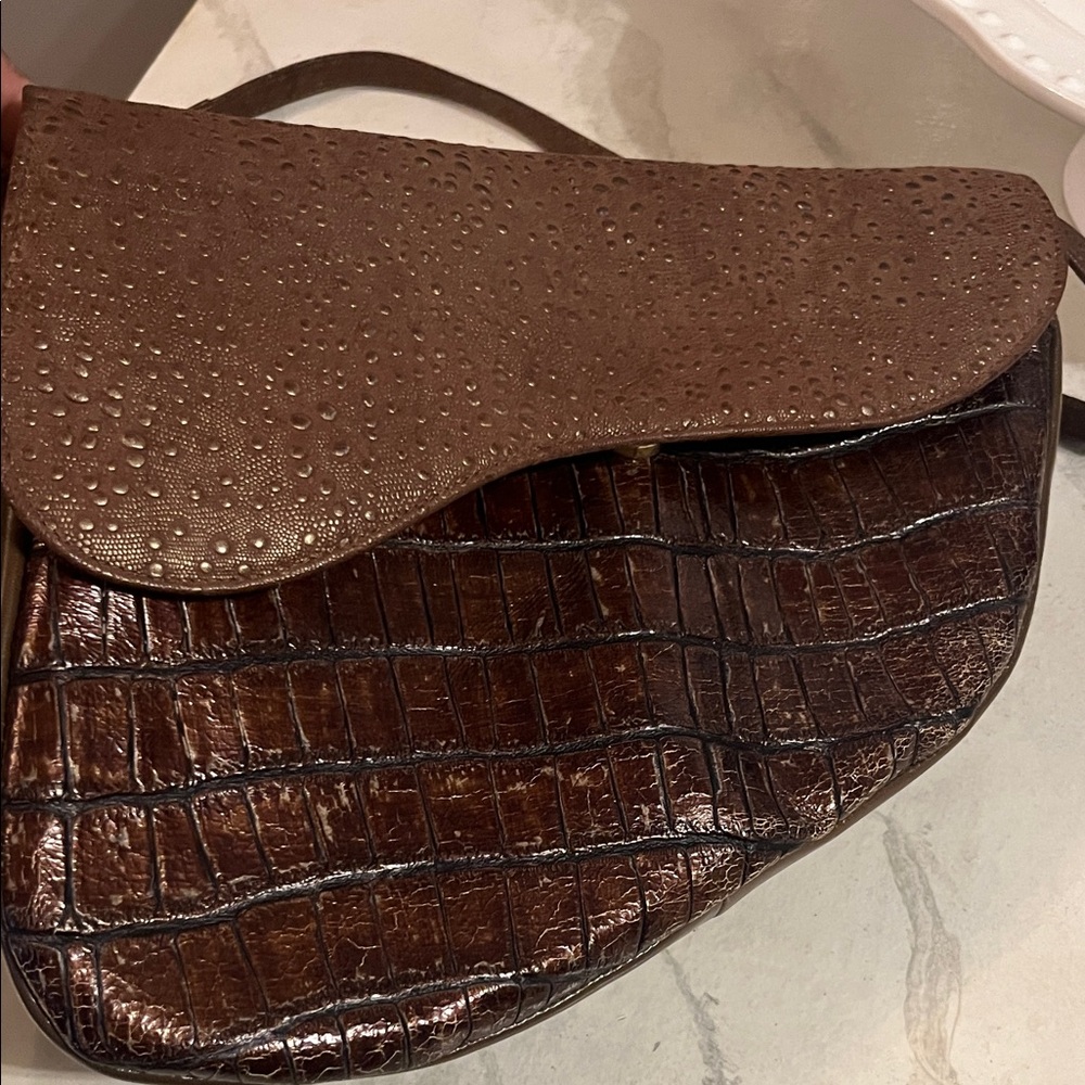 Stylish Brown Croc-Embossed Shoulder Bag - Picture 2 of 9